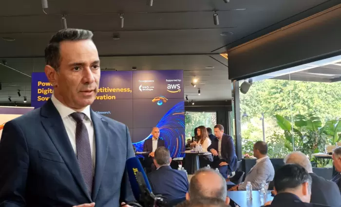Δαμιανού: «Δεν πρέπει να κερδίσουμε την κούρσα της AI – Πρέπει να την αξιοποιήσουμε»