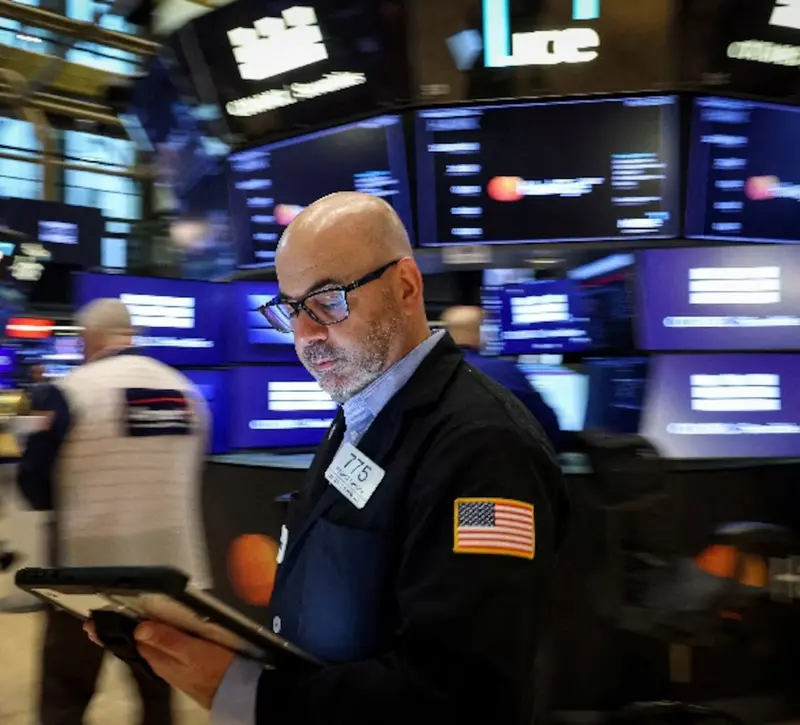 Wall Street: «Προσγείωση» από τα ιστορικά ρεκόρ – Ο πληθωρισμός και τα ομόλογα τρομάζουν τους επενδυτές