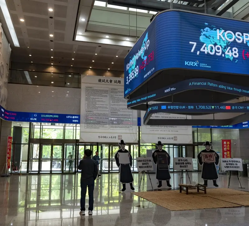 Ο Kospi χάνει το ρεκόρ των 8.000 μονάδων εν μέσω συνομιλιών Τραμπ–Σι και απεργιακού πυρετού στη Samsung