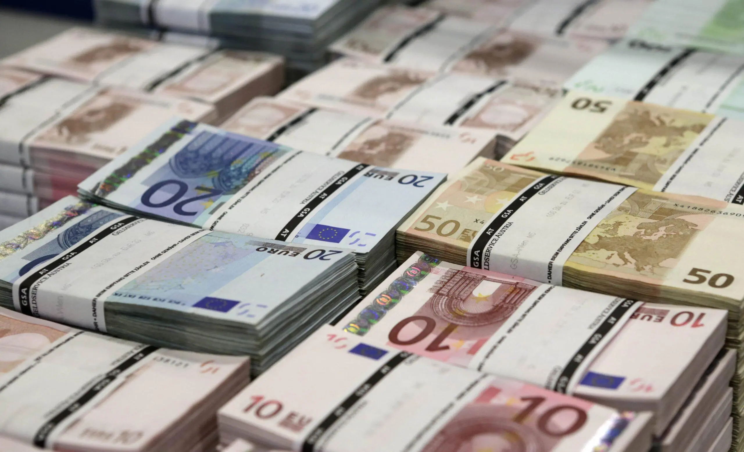 Το ευρώ παραμένει το δεύτερο πιο διαδεδομένο νόμισμα