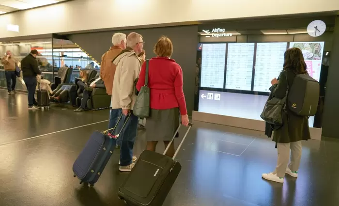 Guardian: Πολύωρες καθυστερήσεις στα αεροδρόμια με το νέο σύστημα εισόδου/εξόδου της ΕΕ