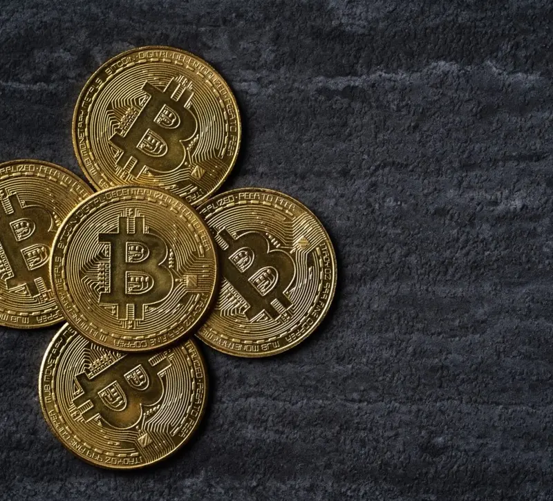 Τα assets της «παλιάς οικονομίας» κλέβουν τη λάμψη του Bitcoin: Γιατί δεν ξεπερνά τα $75.000