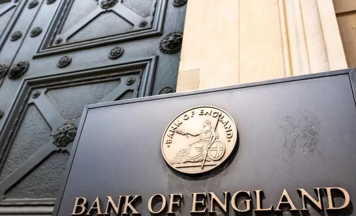 Τράπεζα της Αγγλίας: Αμετάβλητα στο 3,75% τα επιτόκια – Σήμα για πιθανή αύξηση αν επιμείνει η ενεργειακή κρίση