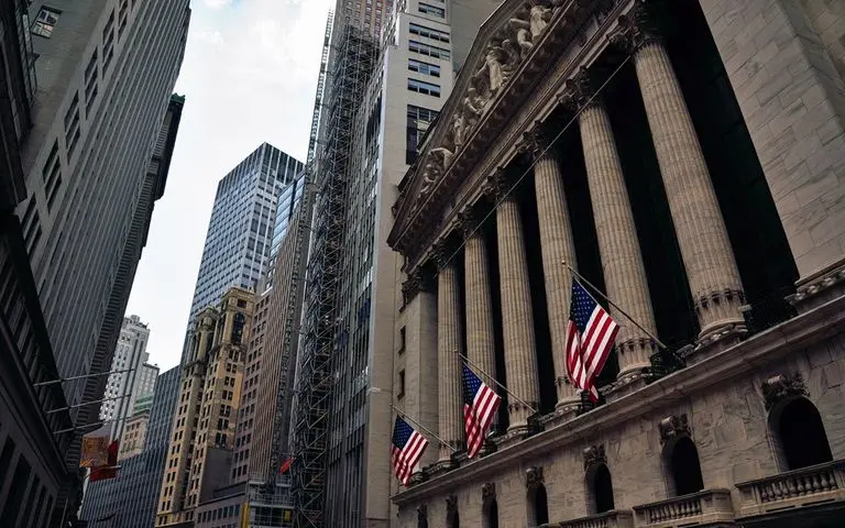 Ρεκόρ για τον S&P 500, πιέσεις από Τραμπ–Σι και νέο κύμα ανόδου στις μετοχές AI