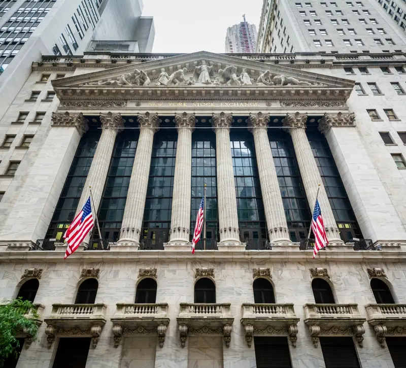 Wall Street: Αντιστέκεται στις γεωπολιτικές πιέσεις με το βλέμμα στη Fed