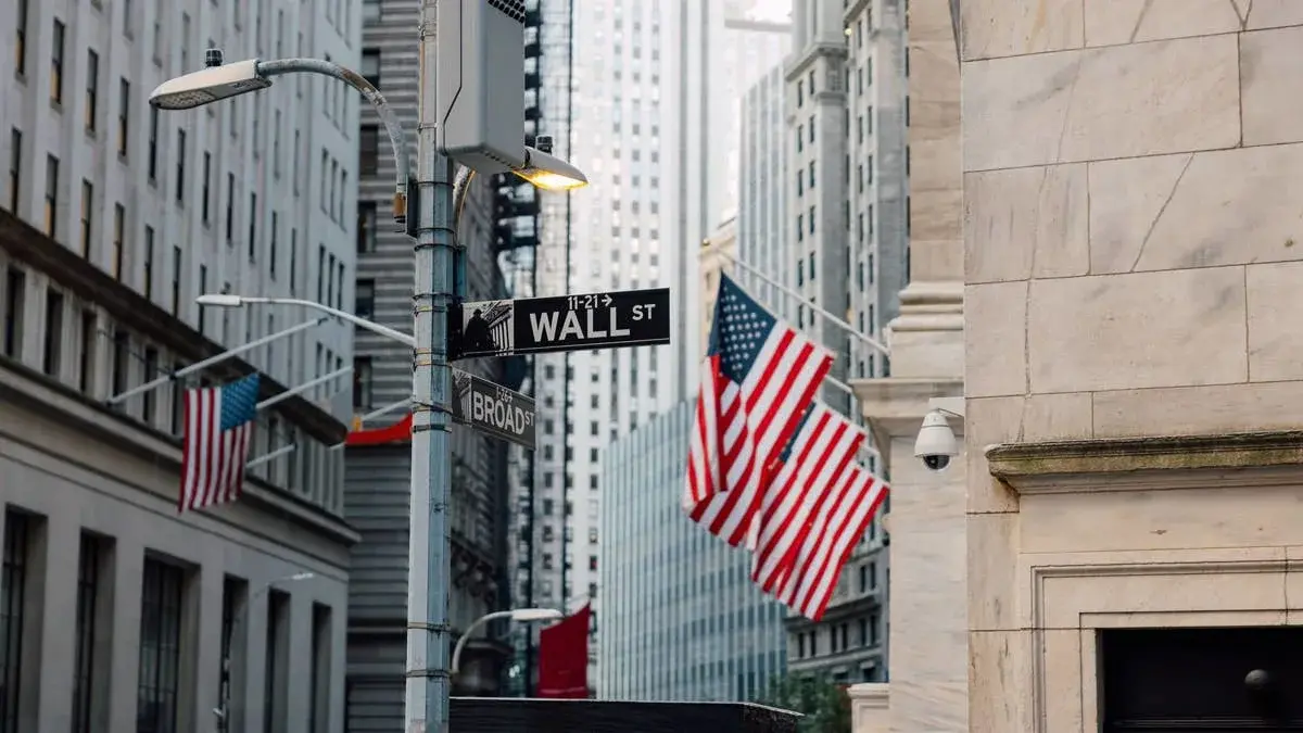 Wall Street: Δυναμικό rebound με φόντο τη συμφωνία ΗΠΑ-Ιράν και το ράλι της Intel