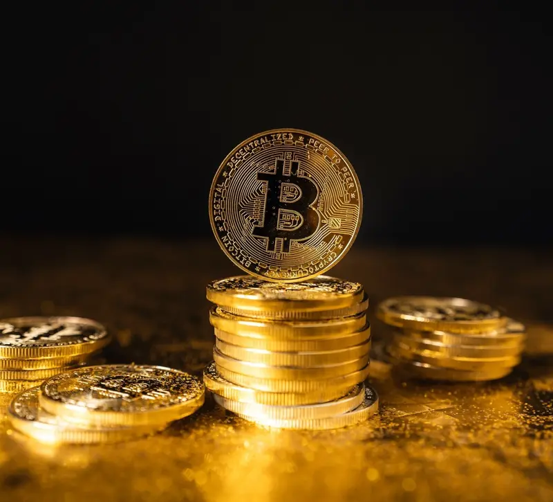 Bitcoin: Βουτιά κάτω από τα $77.000 – Ρευστοποιήσεις $500 εκατ. μέσα σε 15 λεπτά
