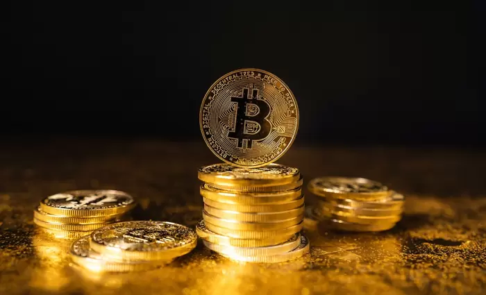Bitcoin: Βουτιά κάτω από τα $77.000 – Ρευστοποιήσεις $500 εκατ. μέσα σε 15 λεπτά
