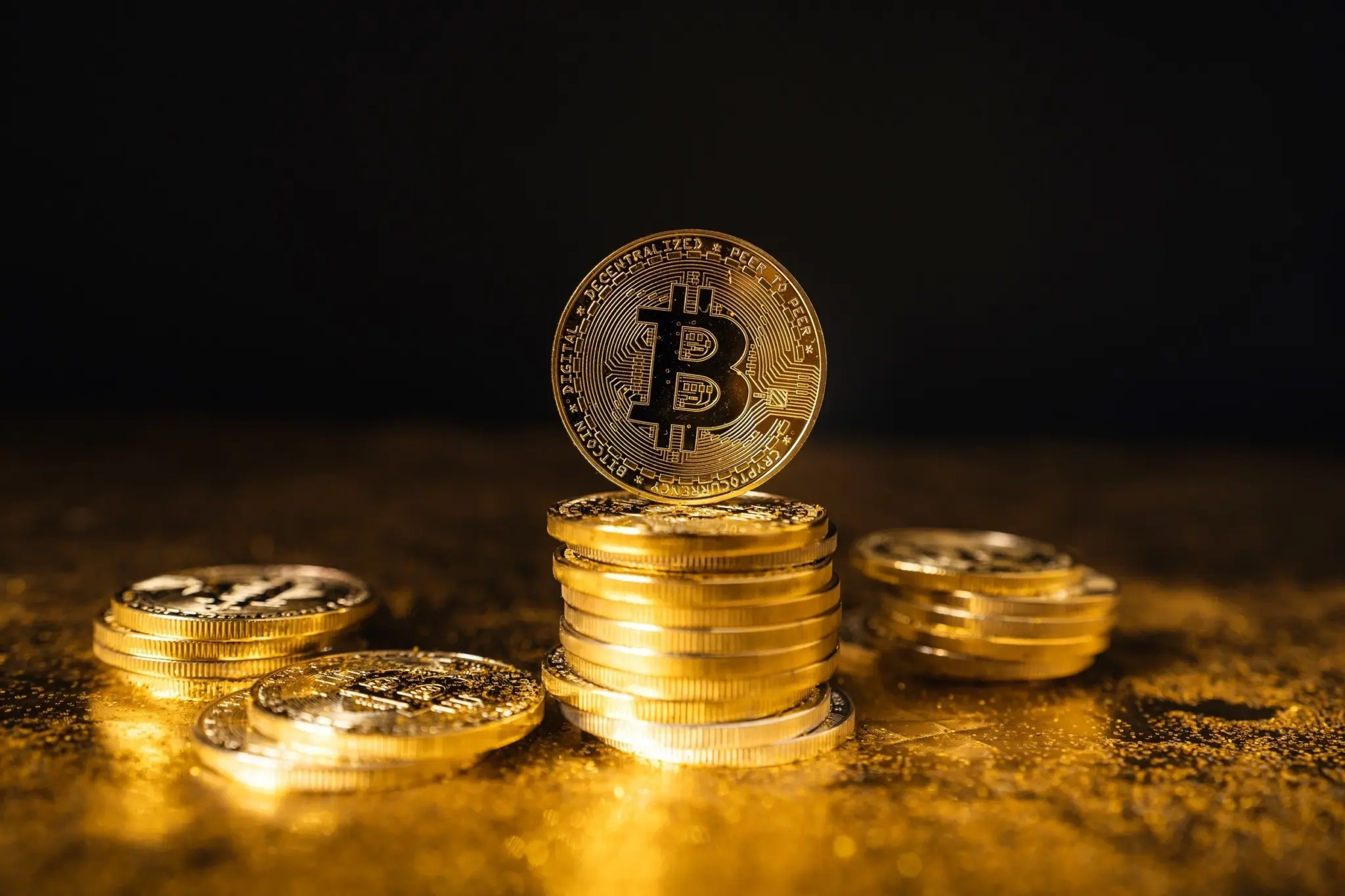 Bitcoin: Βουτιά κάτω από τα $77.000 – Ρευστοποιήσεις $500 εκατ. μέσα σε 15 λεπτά