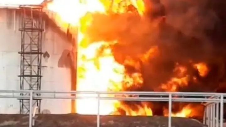 Ρωσία: Πυρκαγιά σε πετρελαϊκό τερματικό σταθμό της Αγίας Πετρούπολης μετά από ουκρανική επίθεση