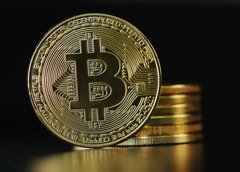 Bitcoin: Σκαρφάλωσε πάνω από 82.000 δολ. με ώθηση από το πετρέλαιο