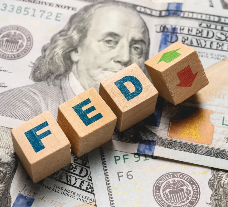 Fed: Δεν θα μειώσει τα επιτόκια φέτος – Η δημοσκόπηση του Reuters