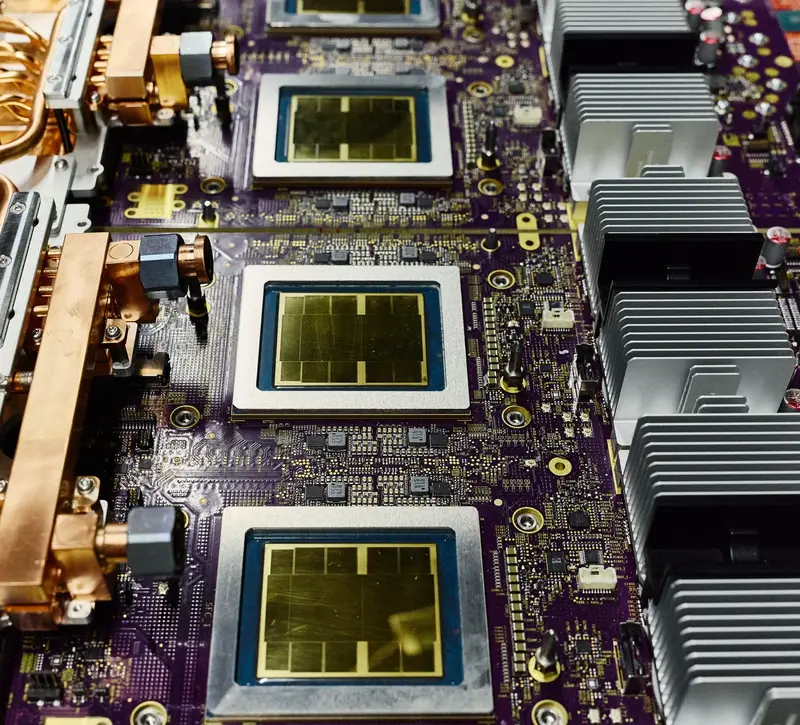 AI chips: Η Google αλλάζει το παιχνίδι με νέα γενιά επεξεργαστών και βάζει στο στόχαστρο την Nvidia