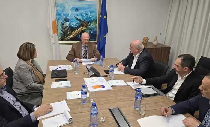 Υπό επεξεργασία σενάρια και μέτρα για απορρόφηση κραδασμών, λέει ο ΥΠΟΙΚ