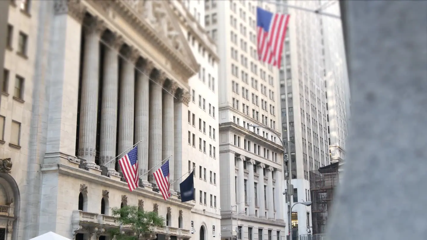 Wall Street: Το Ορμούζ, η τεχνητή νοημοσύνη και το νέο στοίχημα στις αγορές