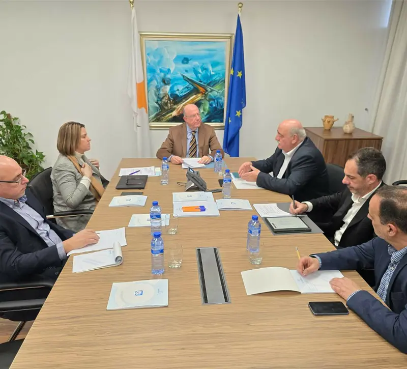 Στο επίκεντρο οικονομία, εκποιήσεις, αφθώδης πυρετός και συνέπειες του πολέμου στη συνάντηση ΥΠΟΙΚ - ΕΔΕΚ