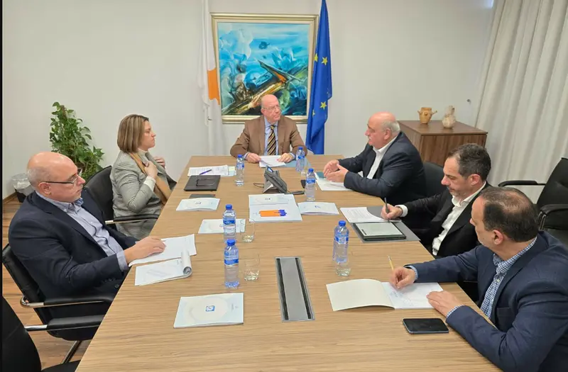 Στο επίκεντρο οικονομία, εκποιήσεις, αφθώδης πυρετός και συνέπειες του πολέμου στη συνάντηση ΥΠΟΙΚ - ΕΔΕΚ