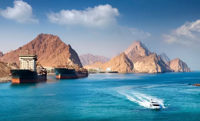 WSJ: Αμερικανική επιχείρηση με μαχητικά αεροσκάφη και ελικόπτερα για να ανοίξουν τα Στενά του Ορμούζ