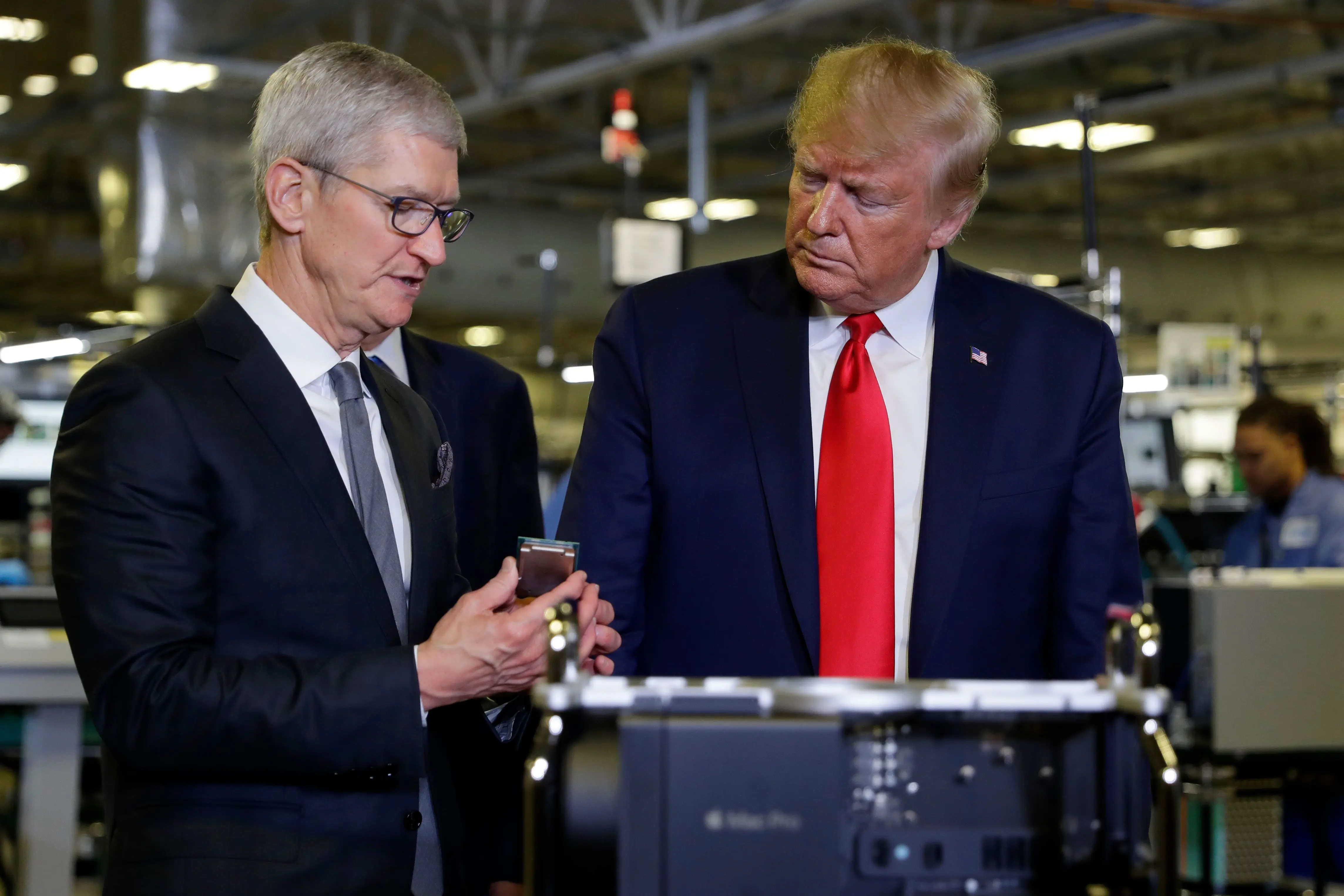 Ο Τιμ Κουκ της Apple δωρίζει προσωπικά €1 εκατ. για την τελετή ορκωμοσίας Τραμπ