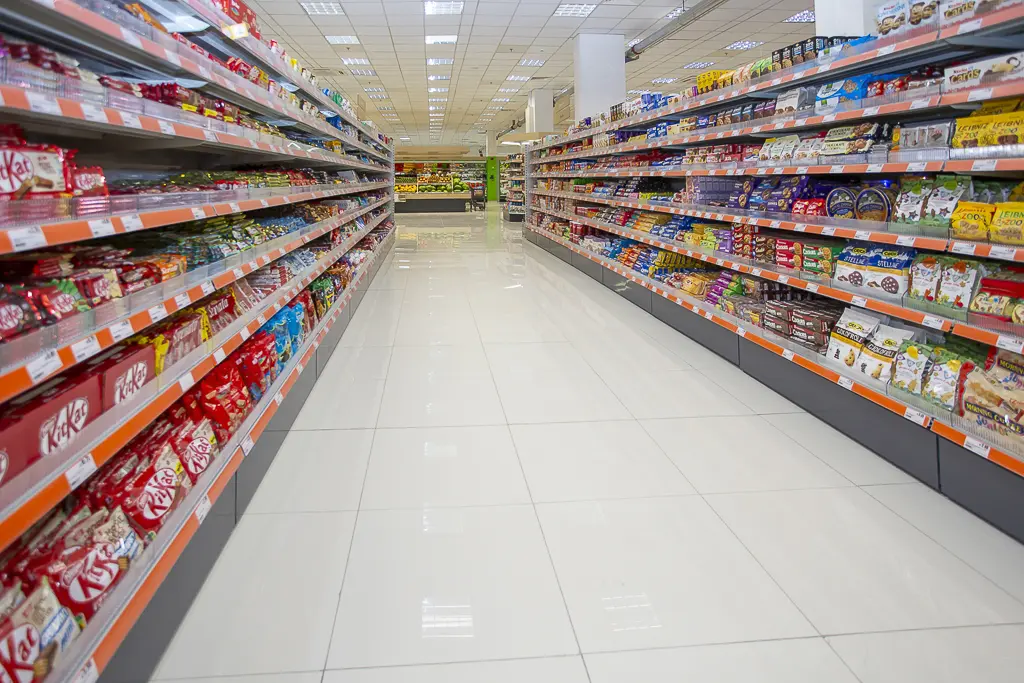 Ανεργία ιστορικά χαμηλή – Oι υπεραγορές χτυπούν καμπανάκι