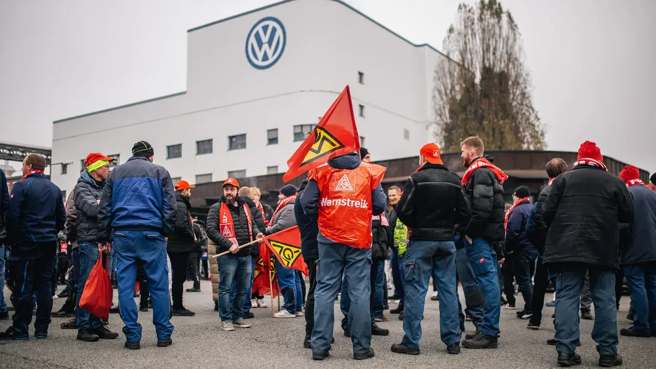Volkswagen: Κίνα, δασμοί και ηλεκτροκίνηση «στριμώχνουν» την αυτοκινητοβιομηχανία – Στους δρόμους οι εργαζόμενοι