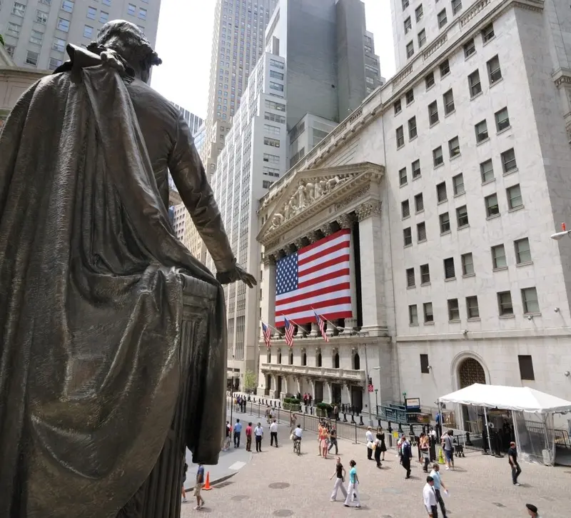 Wall Street: Ανάκαμψη με «καύσιμο» τα κρυπτονομίσματα – Παραμένει ο πονοκέφαλος των ομολόγων