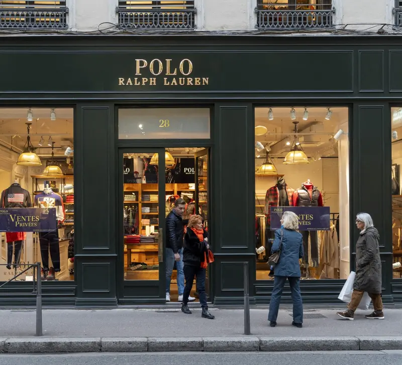 Ralph Lauren: Άλμα 11% για τη μετοχή μετά τα ισχυρά αποτελέσματα και την έκρηξη πωλήσεων στην Κίνα