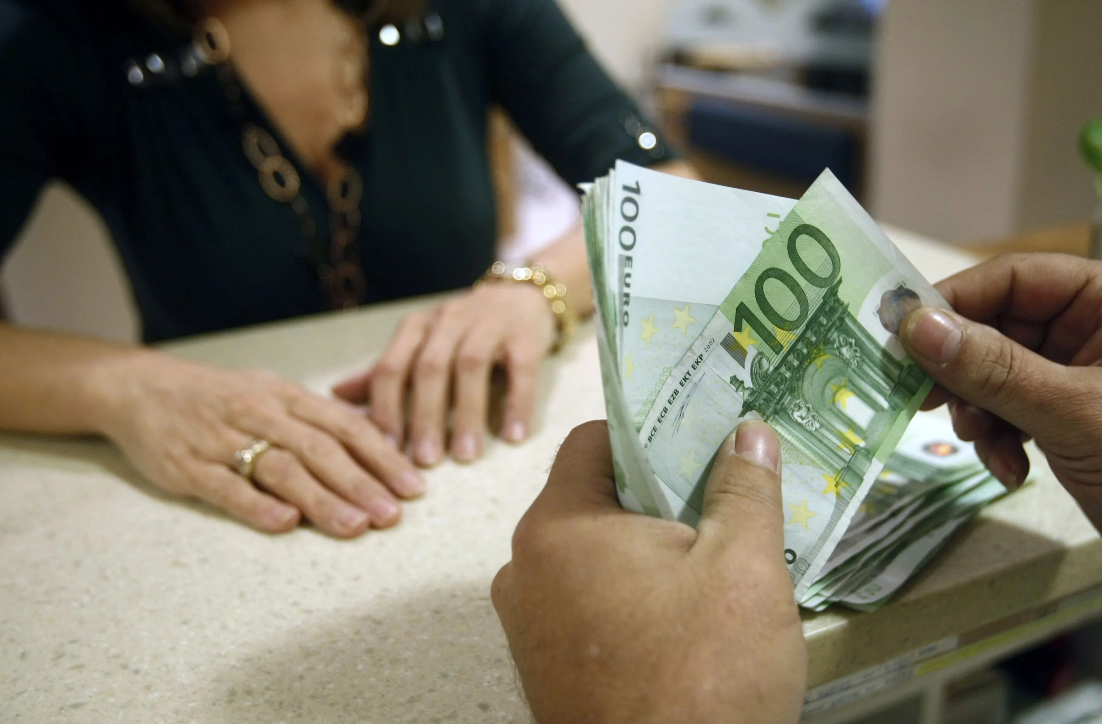 ΕΚΥΣΥ: Οι τράπεζες συνεχίζουν να υπερχρεώνουν τους πελάτες