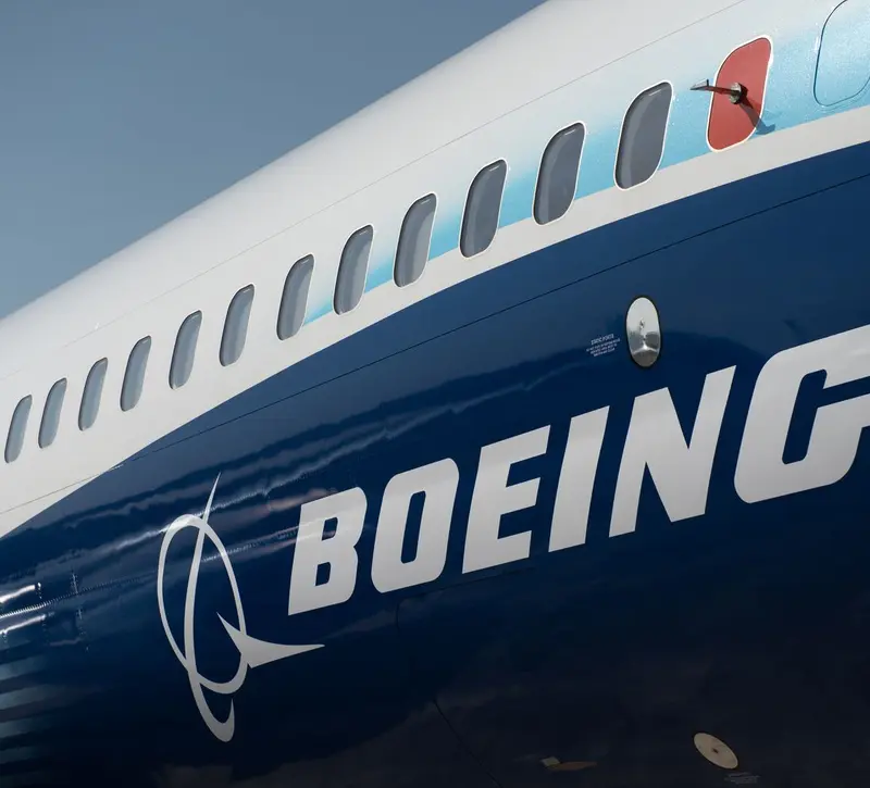 Boeing: Φρενάρουν οι απώλειες στις ταμειακές ροές με ώθηση από τις ισχυρότερες παραδόσεις αεροσκαφών