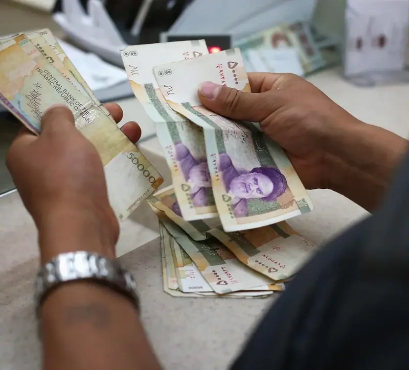 O πληθωρισμός «γονατίζει» τους Ιρανούς μέσα στον πόλεμο – Με το «σταγονόμετρο» τα μετρητά από τα ΑΤΜ