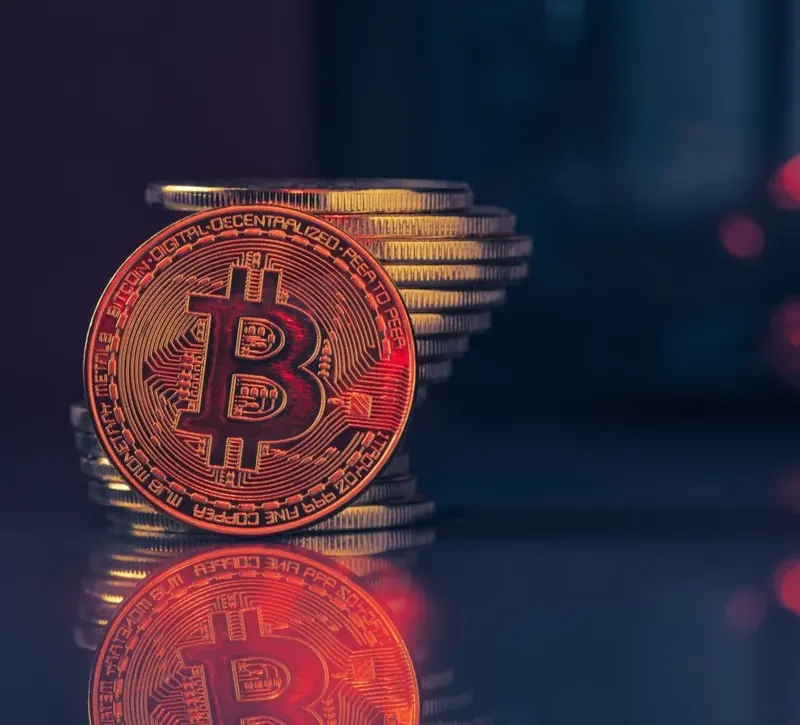 Κάτω από τα 83.000 δολάρια το Bitcoin παρά τις εισροές $1,1 δισ. στα ETFs – Τι φοβούνται οι επενδυτές