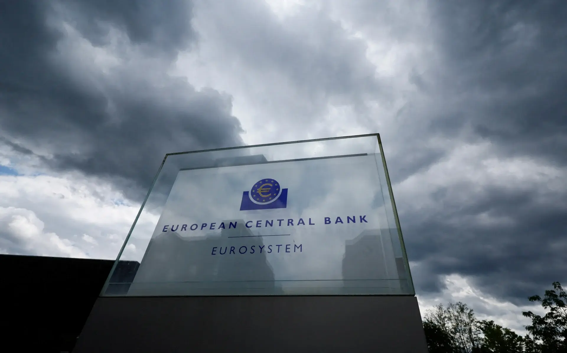 EKT: Αποφάσεις με το βλέμμα στον πόλεμο του Ιράν – Τι θα κάνει με τα επιτόκια