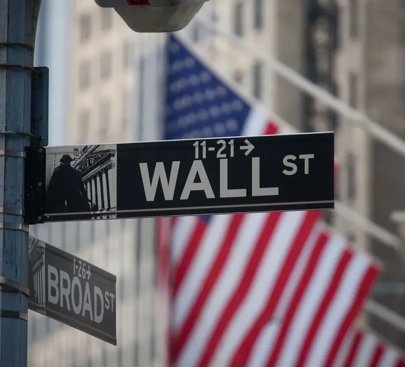 Κέρδη στη Wall Street – Περιορίζονται τα στοιχήματα για αυξήσεις επιτοκίων