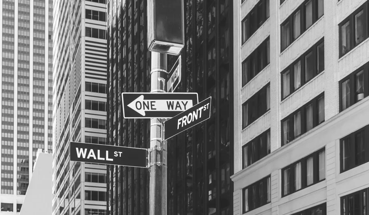 Wall Street: Απότομη αλλαγή σκηνικού και ισχυρές απώλειες μετά το διάγγελμα Τραμπ