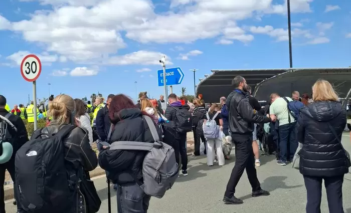 Αναστάτωση σε Πάφο και Ακρωτήρι - Εκκένωση αεροδρομίου και απογείωση μαχητικών