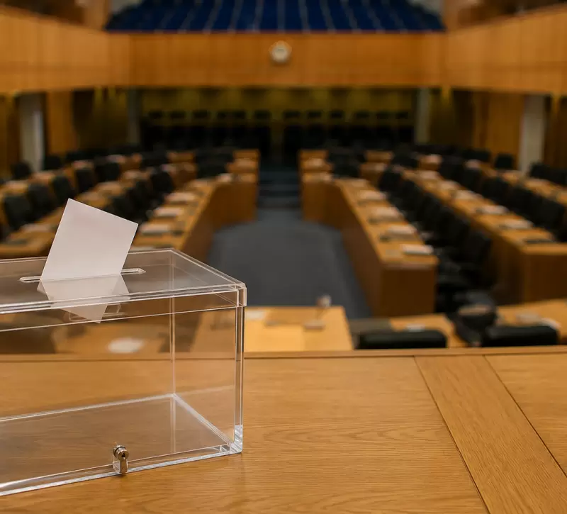 Οι μισοί ψηφοφόροι στις κάλπες μέχρι τις 15:00 — Άνοδος 4,7 μονάδων από το 2021