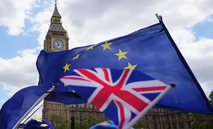 Brexit δέκα χρόνια μετά: Η βρετανική οικονομία υποχώρησε έως και 8% – Πλήγμα σε εξαγωγές, επενδύσεις και ανάπτυξη