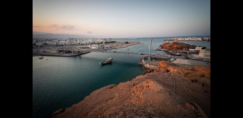 Αδιέξοδο στα Στενά του Ορμούζ: 20.000 ναυτικοί εγκλωβισμένοι και «διπλός έλεγχος» στη ναυσιπλοΐα