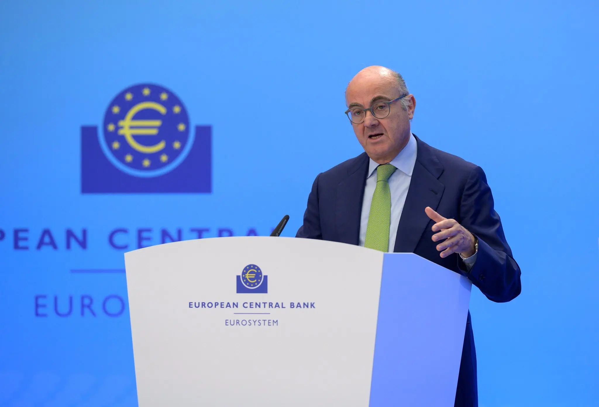 Ντε Γκίντος: «Ακλόνητη» η δέσμευση της ΕΚΤ για σταθερότητα των τιμών