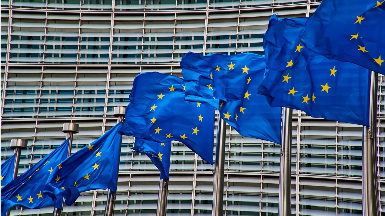 Economist: Πώς η γραφειοκρατία φρενάρει την ΕΕ – Γιατί οι Βρυξέλλες δυσκολεύονται να συμβαδίσουν με τις παγκόσμιες εξελίξεις