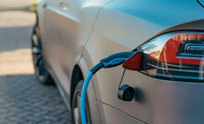 Ινδία: Η πετρελαϊκή κρίση στον Περσικό δίνει ώθηση στα ηλεκτρικά αυτοκίνητα