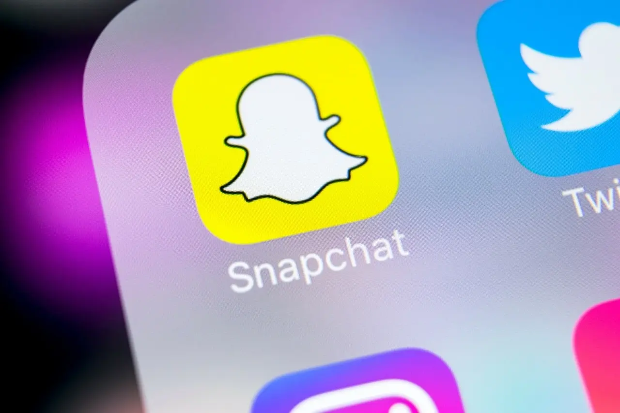Στο στόχαστρο της Κομισιόν Snapchat, Pornhub και άλλες πλατφόρμες – Στο επίκεντρο η έκθεση ανηλίκων