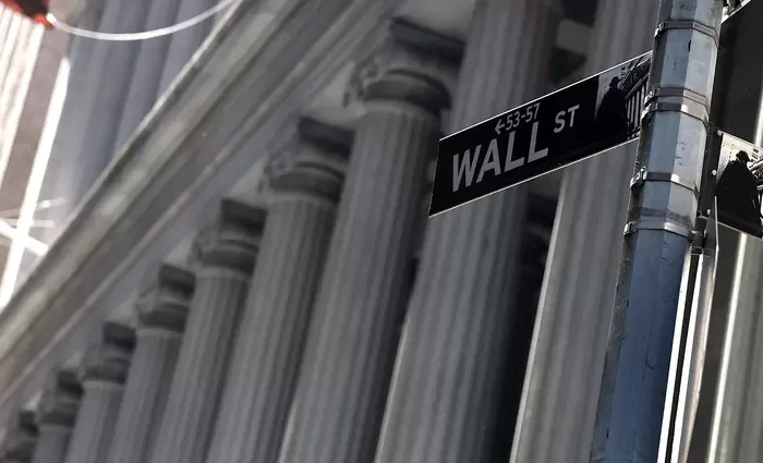 Στο «κόκκινο» η Wall Street καθώς η ρητορική Τραμπ κλονίζει τις αγορές