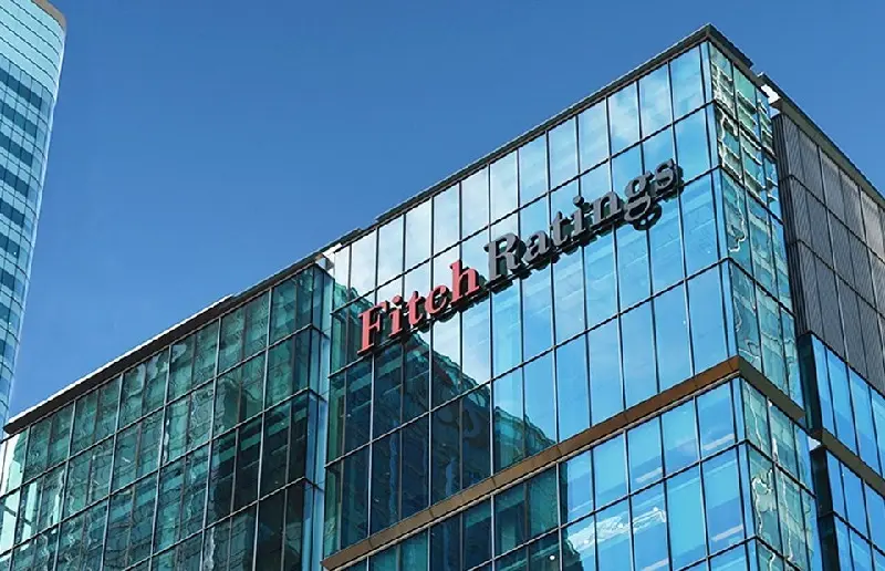 Τα εύσημα Fitch για την οικονομία και προειδοποιήσεις για ευνοϊκές συνθήκες που υποχωρούν