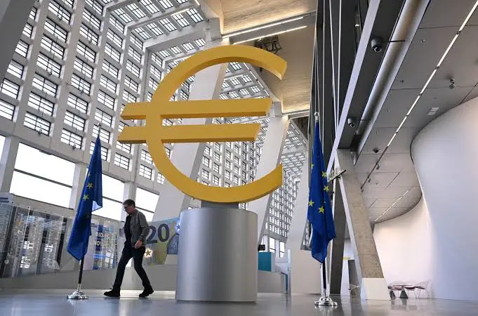 Το δίλημμα για την ΕΚΤ για τα επιτόκια και το όριο των $100