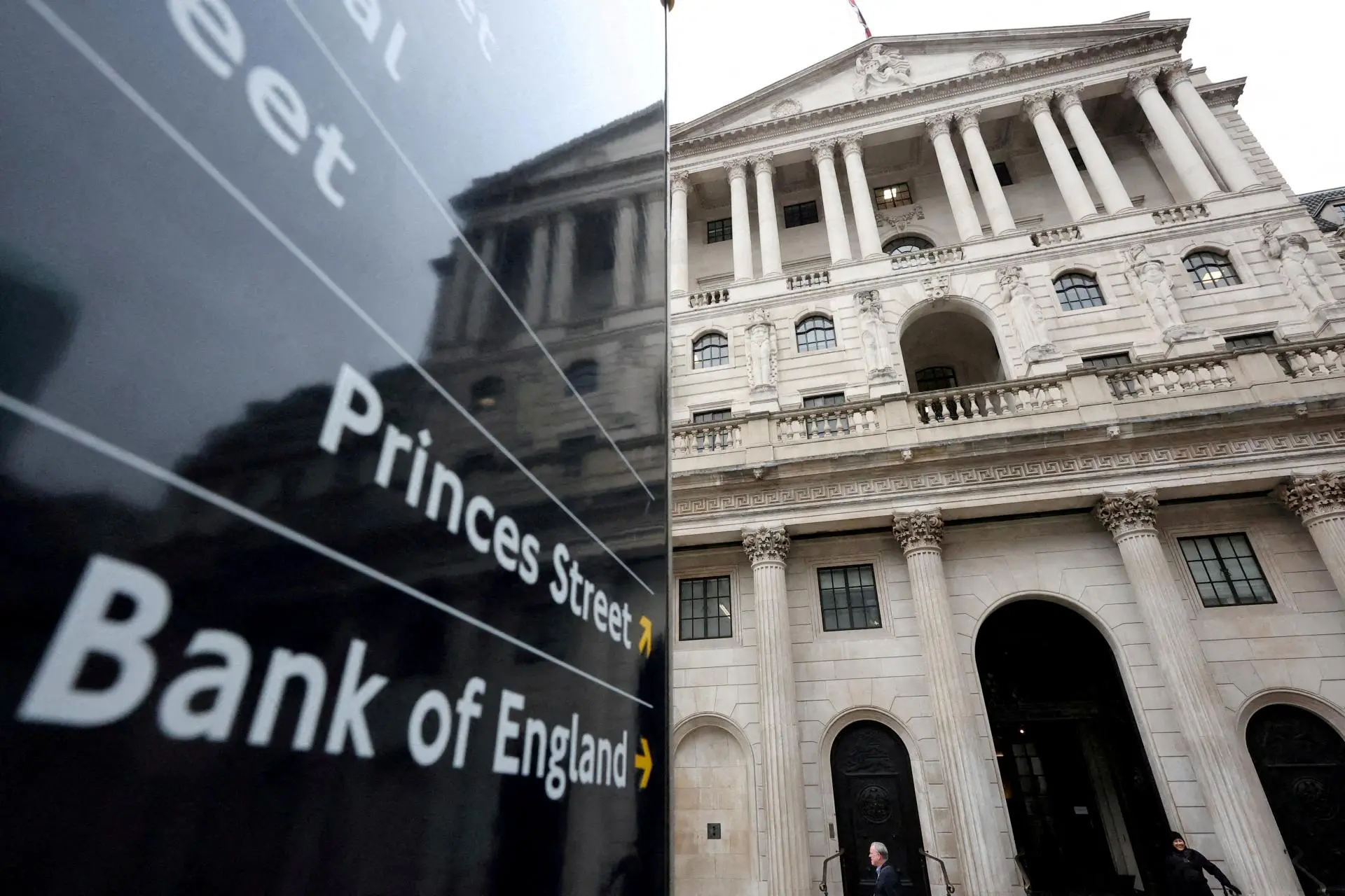 BoE: Εξετάζει σενάρια για παρατεταμένο ενεργειακό σοκ ενώ διατηρεί αμετάβλητα τα επιτόκια