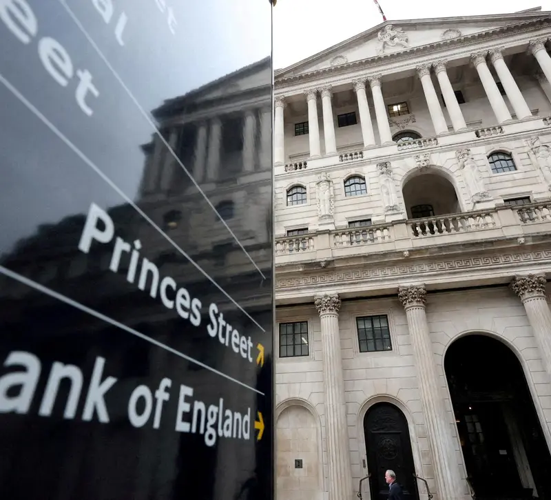 BoE: Εξετάζει σενάρια για παρατεταμένο ενεργειακό σοκ ενώ διατηρεί αμετάβλητα τα επιτόκια