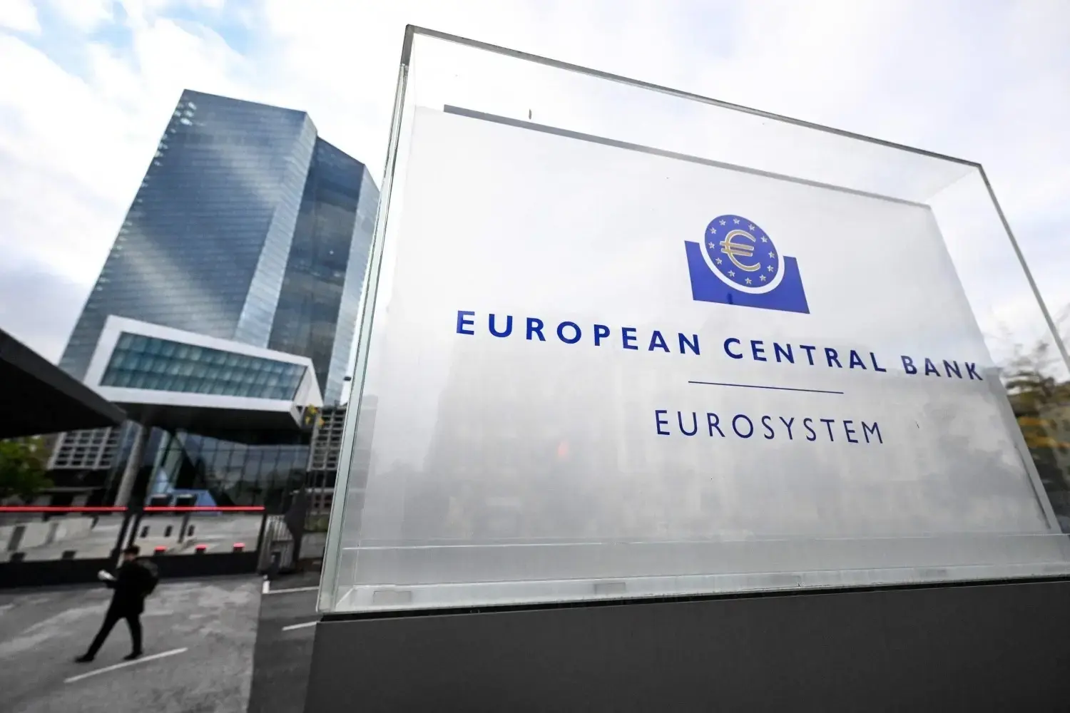ΕΚΤ: Καμπανάκι για ξαφνική και έντονη διόρθωση στις αγορές