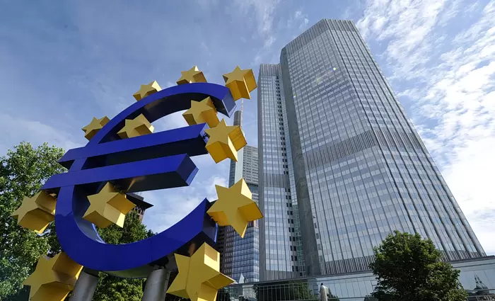 Η ΕΚΤ κάνει πίσω στη γραφειοκρατία για τις τράπεζες
