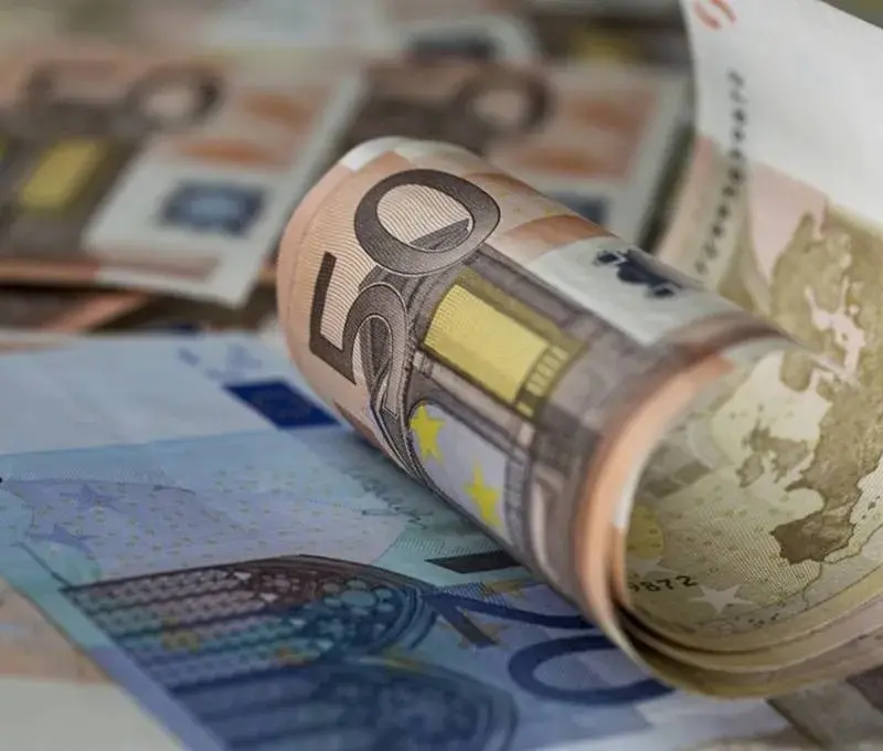 Παραμένουν τα εισοδηματικά κριτήρια για τρίτεκνους και πολύτεκνους, ξεκαθαρίζει η κυβέρνηση στη Βουλή